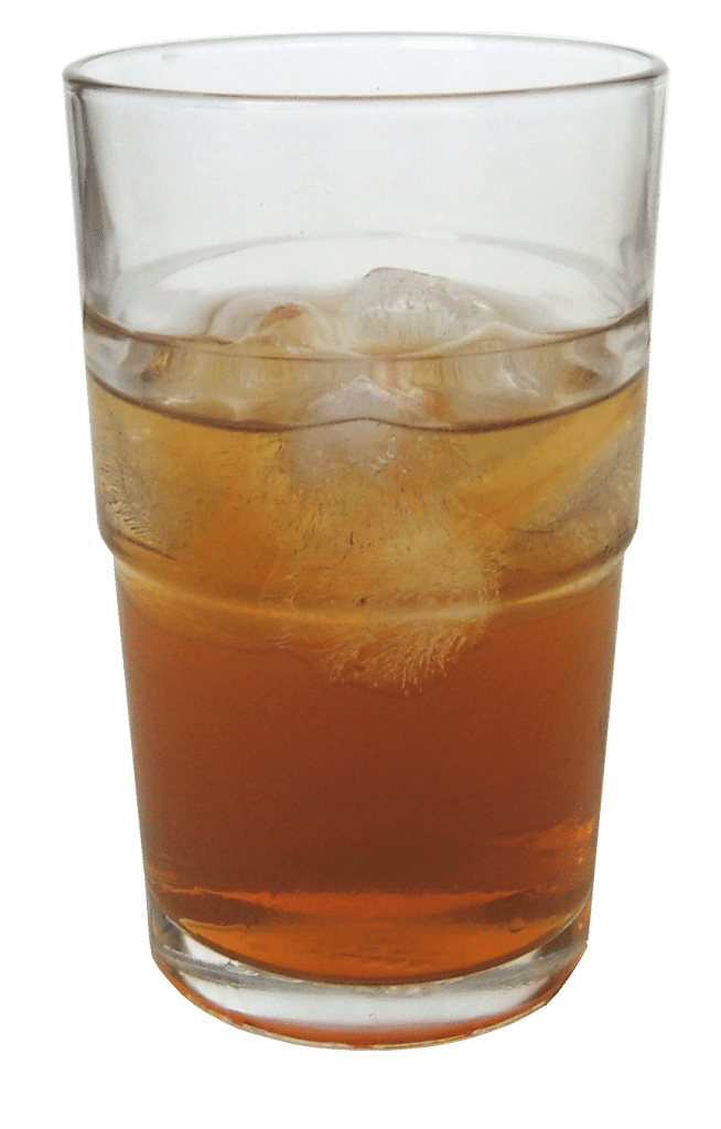 Verre de kombucha maison servi avec des glaçons